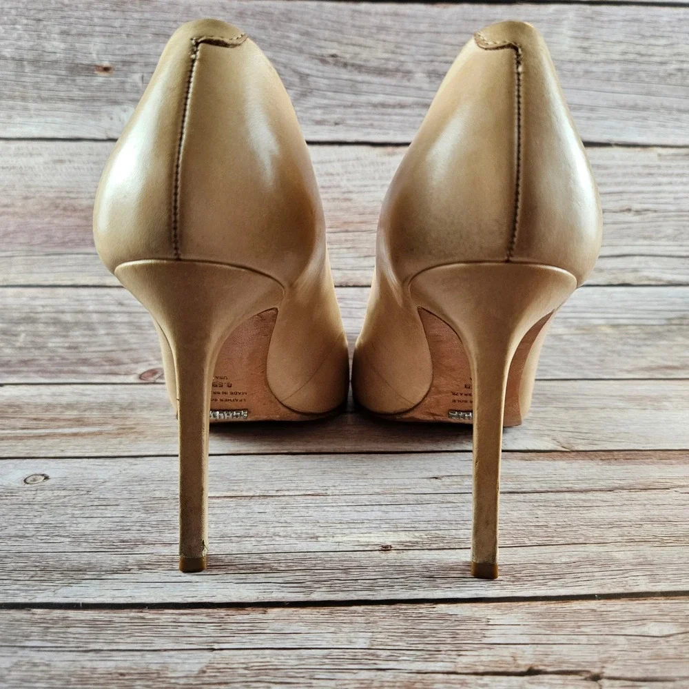 SCHUTZ some discoloration